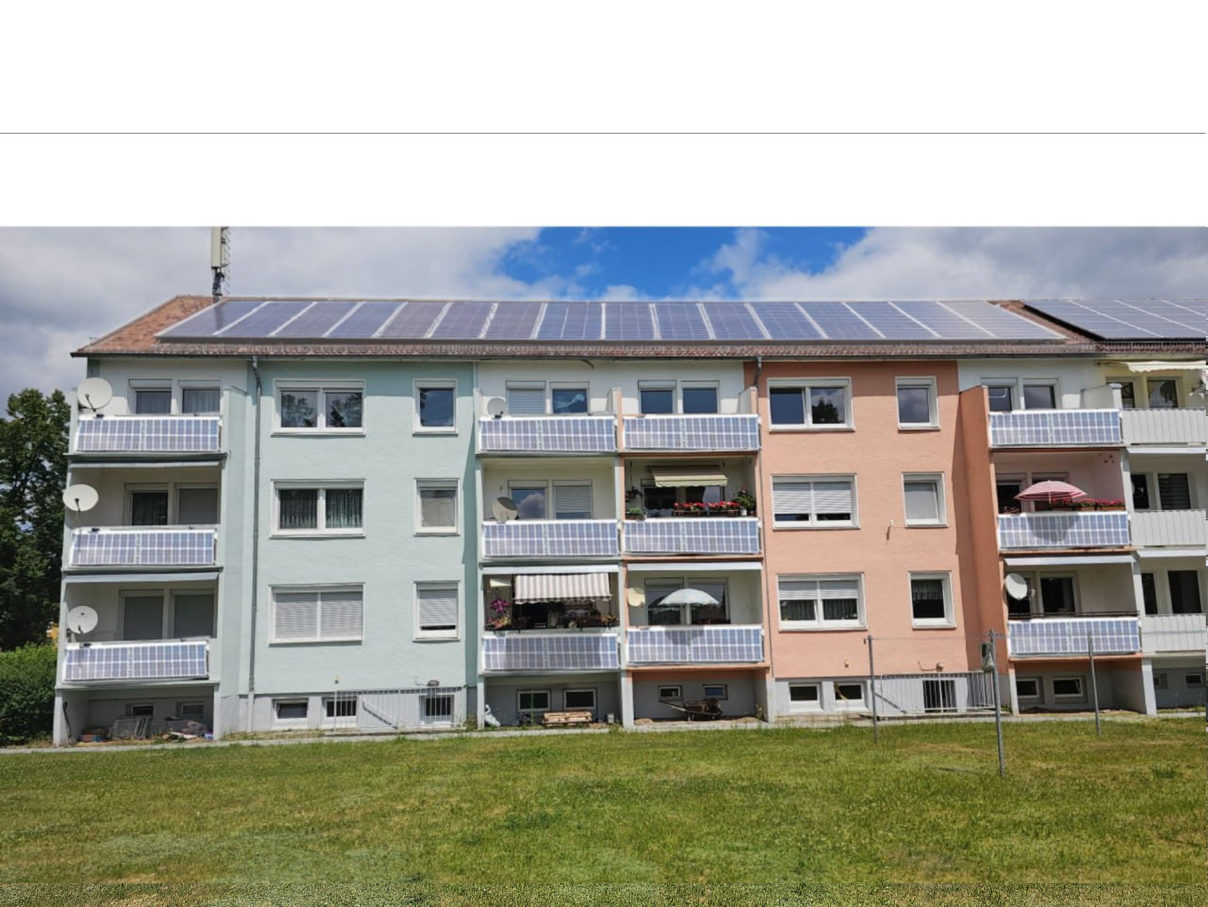 KI generiertes Bild mit den geplanten Solarmodule auf dem Gebäude und an den Balkonen